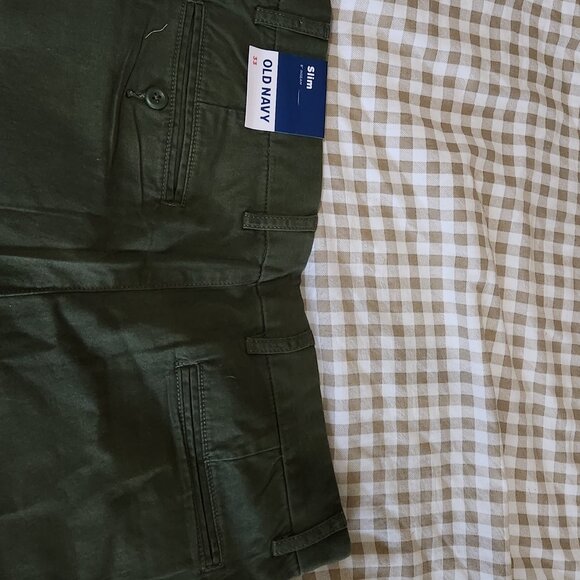 Old Navy Olive Green Slim Built-In Flex Rotation Chino Shorts -- 8-inch inseam - Picture 4 of 7